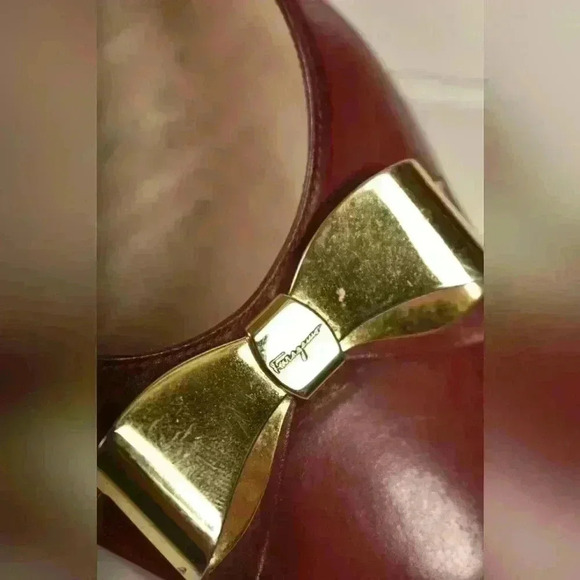 RARE 70s SALVATORE FERRAGAMO Red Smooth Leather Gold Bow Low Heels 8.5AAA Italy - Picture 5 of 10